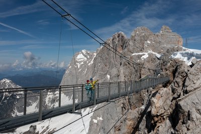 Oben auf dem Dachstein gibt es Nervenkitzel auf der Hängebrücke am Felsen.