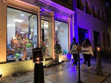 Fackeln brannten vor einigen Geschäften, wie an der Weberstraße vor Leder Liebers.