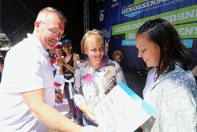 Sven Krüger übergibt den Siegerscheck an Uta und Alexandra Schneider (v.l.) von der Oberschule Clemens Winkler.