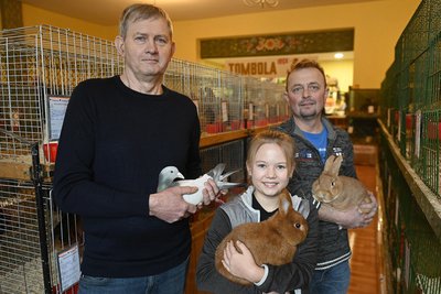 Uwe Zöphel (links) wurde Vereinsmeister auf Coburger Lerchen silber ohne Binden, Lucy Menke erhielt den Jugendpokal auf Sachsengold und ihr Vater Ralf, der Kleinsilber gelb züchtet.
