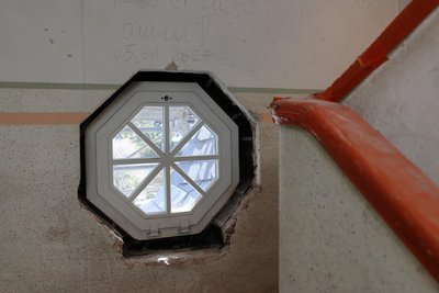 Den besonderen Charme des Hauses machen auch solche Details, wie dieses Hausfenster im Treppenaufgang aus.