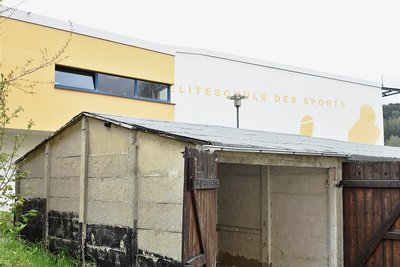 Für die anstehende Erweiterung der Dreifelder-Sporthalle am Schulzentrum auf dem Klingenthaler Amtsberg müssen Garagen am Wohnhaus Amtsberg 18 (Foto) weichen.