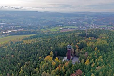Auf dem Freigelände vor dem König-Albert-Turm auf dem Spiegelwald findet am Sonntag erstmals ein Kinderfest statt.