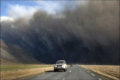 Der Eyjafjöll-Vulkan in Island weiterhin Asche in die Luft bläst und sich die Luftströmungen nach einer Einschätzung des Deutschen Wetterdienstes vorerst kaum ändern dürften, ist ein Ende der Flugverbote nicht absehbar.
