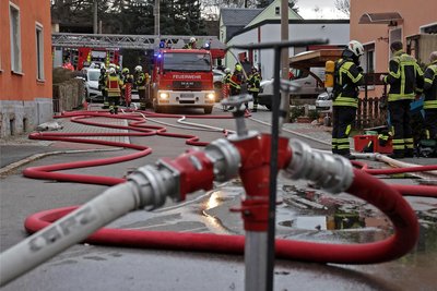 Insgesamt drei Feuerwehren waren in Hohndorf im Einsatz.