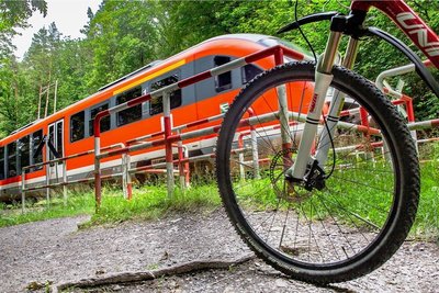 Am Bahnübergang am Radweg zwischen Flöha und Erdmannsdorf müssen sich Radfahrer durch ein Gitter drängeln. 