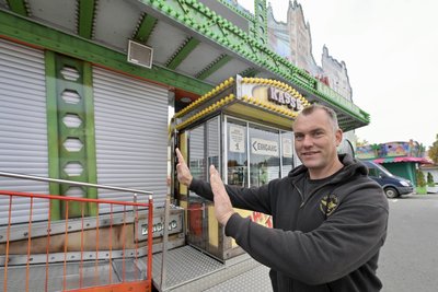 Wenn sich die Rollläden vorm „Downtown“-Labyrinth aus Spiegelglas heben, können sich Besucher ihren Weg dadurch bahnen. Marco Walz zeigt schon, wie es geht.