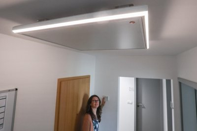Solche Platten mit und ohne LED-Licht kommen für die Infrarot-Deckenheizung zum Einsatz.