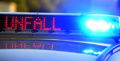 Ein 65-Jähriger überschlug sich am Samstagmittag bei Waldenburg mit seinem Auto und wurde dabei schwer verletzt. (Symbolbild)