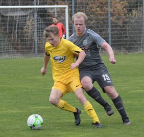 Der Oelsnitzer Jannis Bahlcke (l.) im Zweikampf mit Kevin Matthes aus Marienberg. 
