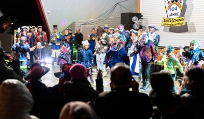 Auf der Freilichtbühne in Oberwiesenthal ist am Samstag der Startschuss zur neuen Saison des Oberwiesenthaler Skifaschings gefallen. Dabei gab es auch immer wieder den Hinweis auf geltende Abstandsregeln. 