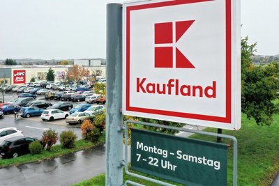 Auch die Märkte der Kaufland-Gruppe halten an ihren Öffnungszeiten bis 22 Uhr fest. Die Beleuchtung der Märkte stelle nur einen kleinen Teil der Energiekosten dar, sagt ein Sprecher. 