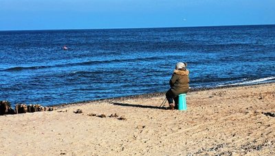 Mit nur 52 Jahren kann Simone U. noch immer keine längeren Wege ohne ihr Walking-Stöcke gehen. Sie hat stets einen Klappstuhl dabei, um sich auszuruhen, wenn die Kraft zum Weitergehen fehlt. 