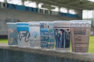 Die neuen Bierbecher im Stadion erzählen mit sechs verschiedenen Motiven ein Stück Vereinsgeschichte des Chemnitzer FC.
