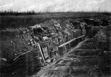 Ein deutscher Soldat spaziert am 24. April 1915 durch einen Schützengraben vor Ypern in Westflandern. Vor 100 Jahren, am 9. November 1918, ging der Erste Weltkrieg zu Ende.