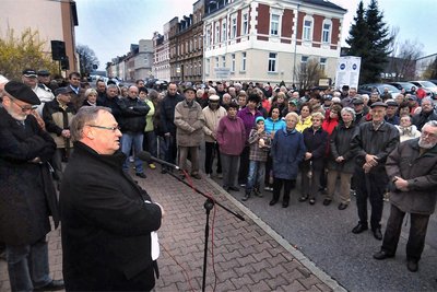 Am 18. März 2014 sprach Bürgermeister Thomas Firmenich (vorn) bei dieser Demonstration vor dem Krankenhaus in Frankenberg.