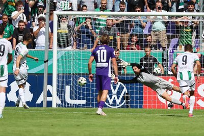 Martin Männel pariert den Elfmeter von Julian Weigl.