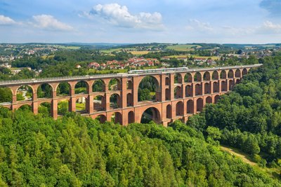 An der Göltzschtalbrücke gibt es einen neuen Lehrpfad mit Infos zum Bauwerk.