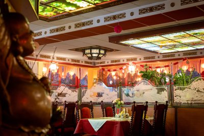 Zum Ambiente des „Cao Dai“ in Annaberg-Buchholz zählen viele Originaldekors aus China.