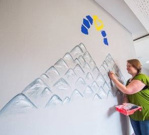 Melanie Auerswald an ihrem Wandbild.