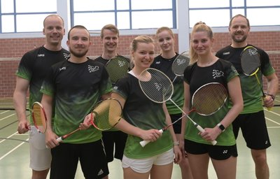Aufstiegsfreude: Für Konstantin Hack (von links), Paul-Janek Vorwerk, David Kaiser, Sandra Kämpf, Hannah Lehmann, Judith Räder und Andreas Pischel geht es im Herbst in der höchsten sächsischen Spielklasse weiter - die nur eine Zwischenstation sein soll. 