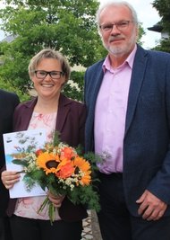 Ortsvorsteherin Romy Böttcher freut sich über den Sieg. Zu den Gratulanten gehörte der Markneukirchner Bürgermeister Andreas Rubner. 
