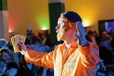 Die Oelsnitzer Carnevalsvereinigung (OCV) hat am Rosenmontag im Rathaussaal gefeiert - ins Casino eingeladen hatte man auch "Tennislegende Boris Becker", der mit den Finanzen jonglierte. 