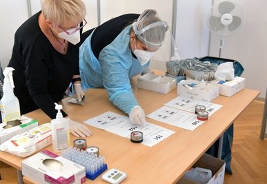 Das Testzentrum im Städtischen Festsaal in Freiberg ist wie auf der Internetseite des Landkreises angegeben geöffnet. Ein am Hagebaumarkt in Hainichen verzeichnetes Testzentrum gibt es allerdings nicht.