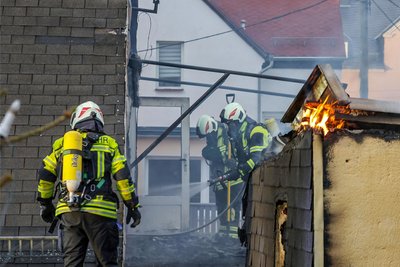 Flammen in dem Schuppen, der an das Wohnhaus angrenzte.