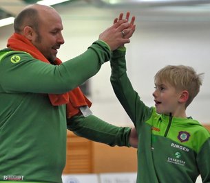 Ringer Leon Mehlhorn freut sich mit seinem Vater und Trainer Sylvio Mehlhorn über seinen Erfolg - und den Triumph der Auer Nachwuchsmannschaft, die erneut Meister der Jugendliga Sachsen wurde. 