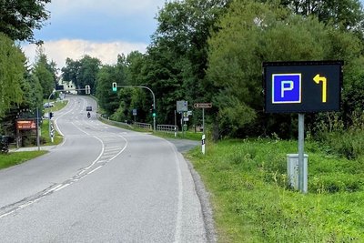 Die Anzeige des Parkleitsystems an der B 95 weist den Weg zum Parkplatz ... 
