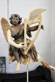 Mit Flügeln und Harfe: Noch sind die ergänzten Teile, die wie die Originalfigur aus Lindenholz bestehen, leicht zu erkennen. Bald ist alles weiß.  