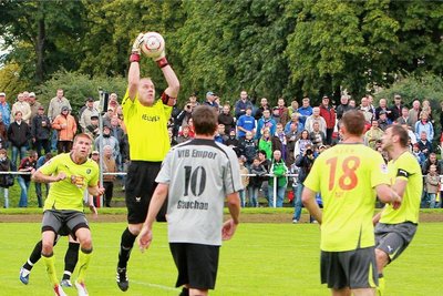 Im Gründungsjahr des VfB Empor Glauchau begrüßte der Verein 850 Zuschauer zum Testspiel gegen den FC Erzgebirge Aue. Glachaus Torwart Tom Radajewski hatte viel zu tun. Die Gäste gewannen mit 13:1.