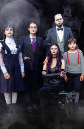 Die erzgebirgische "Addams Family" besteht aus Katharina Apitz (Tochter Wednesday), Nick Körber (Vater Gomez), Nadja Schimonsky (Mutter Morticia), Marvin Thiede (Butler Lurch) und Tim Blutner (Sohn Pugsley). Den spielt er im Wechsel mit Corvin Kriesel. 