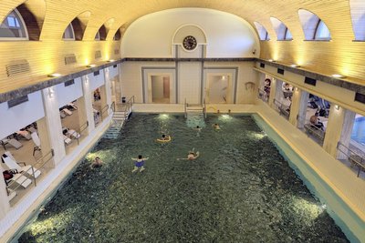 Wo schon die Römer badeten: Die Urquelle ist eine von sieben Thermalquellen in Villach-Warmbad und in Europa die einzige, wo das Wasser direkt ins Badebecken sprudelt.