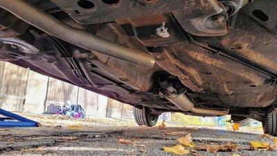 Eric Schulze hatte seinen gut 30 Jahre alten Opel auf dem Parkplatz an der Parkstraße in Annaberg-Buchholz abgestellt - unterhalb des Sportplatzes. Der Kat-Diebstahl war in der Region einer von mehreren über den Jahreswechsel. Am Unterboden des Youngsters fand der Kreisstädter eindeutige Spuren des Einsatzes einer Flex. 