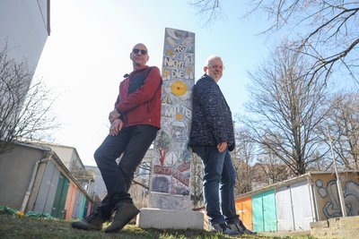 Künstler Wolf-Dietrich Leimcke (links) hat auch die sechste Stele für den sechsten von Thomas Jahre (rechts) berechneten Mittelpunkt gefertigt.