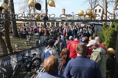 Der große Biergarten der „Dänkritzer Schmiede“ wurde am Sonntagmittag von den Besuchern regelrecht gestürmt.