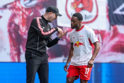 Trainer Ole Werner (l) winkt eine vorzeitige Vertragsverlängerung.