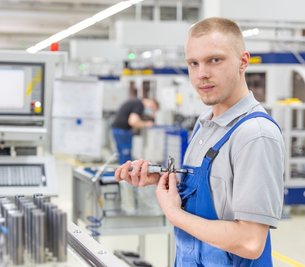 Jakob Kolodziej hat seine Ausbildung zum Zerspanungsmechaniker bei Dr. Gühring in Treuen als Landesbester abgeschlossen. Im Februar beginnt er berufsbegleitend ein Maschinenbau-Fernstudium. 