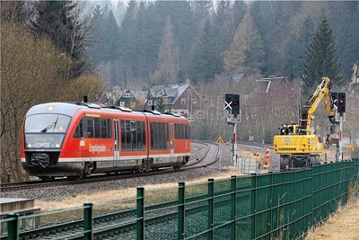 Auf und an der Eisenbahnstrecke im oberen Schwarzwassertal - hier ein Abschnitt in Antonsthal - war in den zurückliegenden Jahren mehrfach gebaut worden, unter anderem an Gleisen, Brücken und Schrankenanlagen. Jetzt steht wieder eine einwöchige Streckensperrung zwischen Schwarzenberg und Johanngeorgenstadt an. 