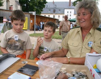 
              <p class="artikelinhalt">Fritz und Benno (links) Rainer aus Werdau verewigten am Sonntag ihre Fingerabdrücke auf einem Sticker. Dabei behilflich war den Siebenjährigen Bringfriede Orlamünder vom Polizeirevier Werdau.  </p>
            