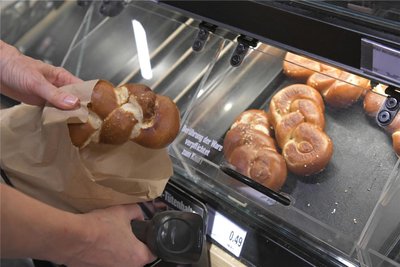 Beim selbstständigen Einscannen von Backwaren, hier Laugenbrötchen, müssen Kunden auf etwas achten.