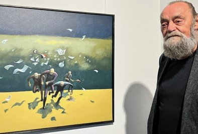 Jürgen Szajny mit seinem Werk "Wer Wind sät, wird Sturm ernten", mit dem er den Graupner-Preis 2022 gewonnen hat.