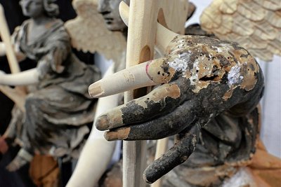 Neuer Daumen, neuer Zeigefinger: Damit der Engel seine Harfe ordentlich halten kann, waren die fehlenden Teile einer Hand zu ergänzen.  