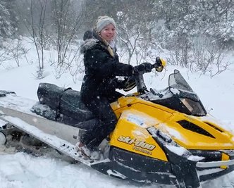 Elina Matthes beim Skidoo-Fahren.