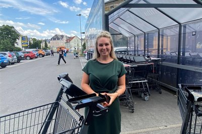 Josephine Deinert aus Weißenborn mag die Hightech-Einkaufswagen im Edeka-Markt Fiedler in Freiberg.