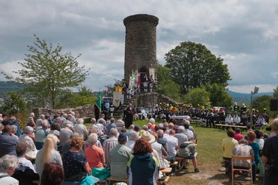 Vor der Schreckenbergruine in Frohnau wird Sonntag ein Berggottesdienst gefeiert.