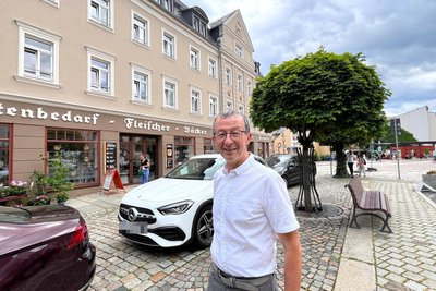 Olaf Schwarzenberger vor dem Schenkerhaus am Postplatz in Reichenbach.