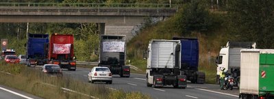 
              <p class="artikelinhalt">Trucker auf der Autobahn 72 zwischen Reichenbach und Treuen: Nur an wenigen Stellen wurde der Verkehr etwas behindert. </p>
            